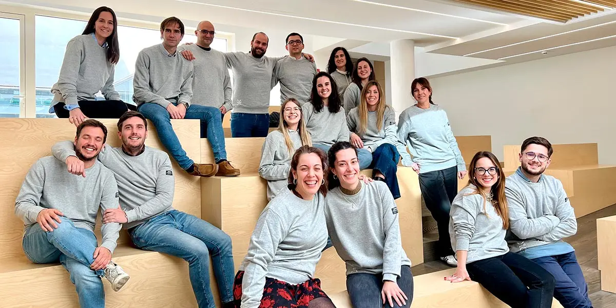 Equipo de Grupo Enhol con las sudaderas