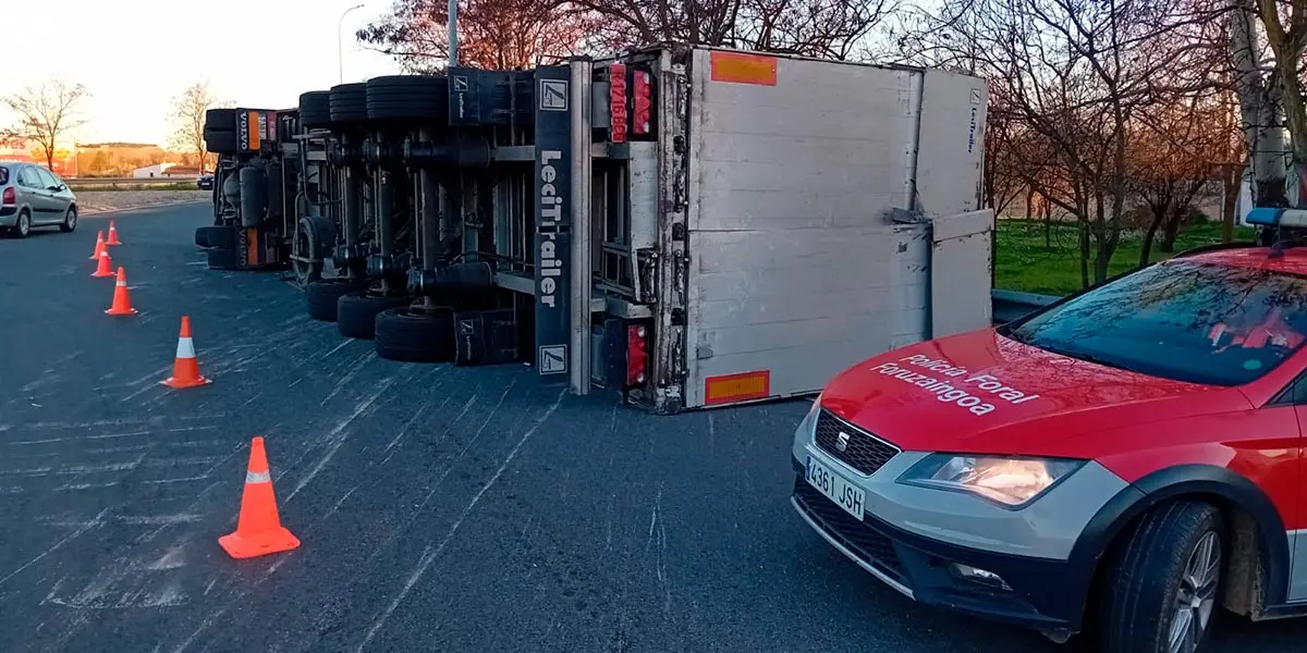 Este incidente sirve como un recordatorio de la importancia de asegurar adecuadamente la carga en los veh&iacute;culos de transporte para garantizar la seguridad en nuestras carreteras