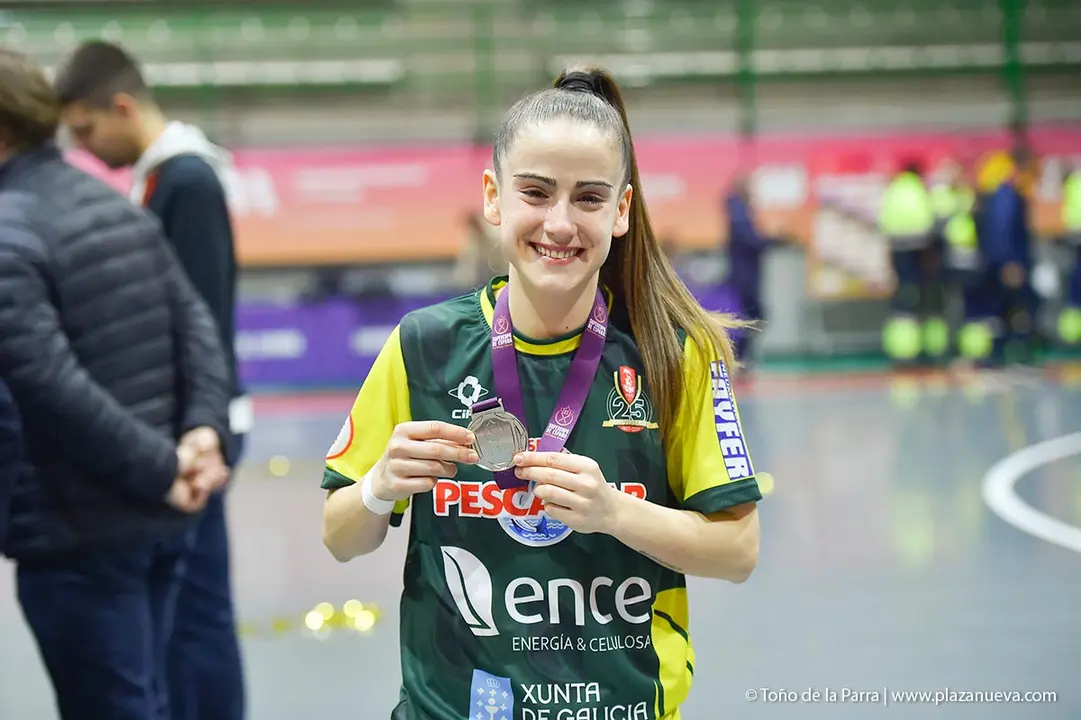 Carla con su medalla de Subcampeona