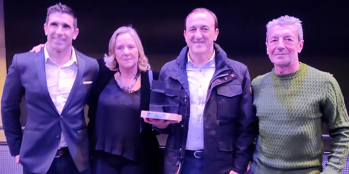 Delegaci&oacute;n de la SDR Arenas que se desplaz&oacute; al Navarra Arena a recoger el galard&oacute;n