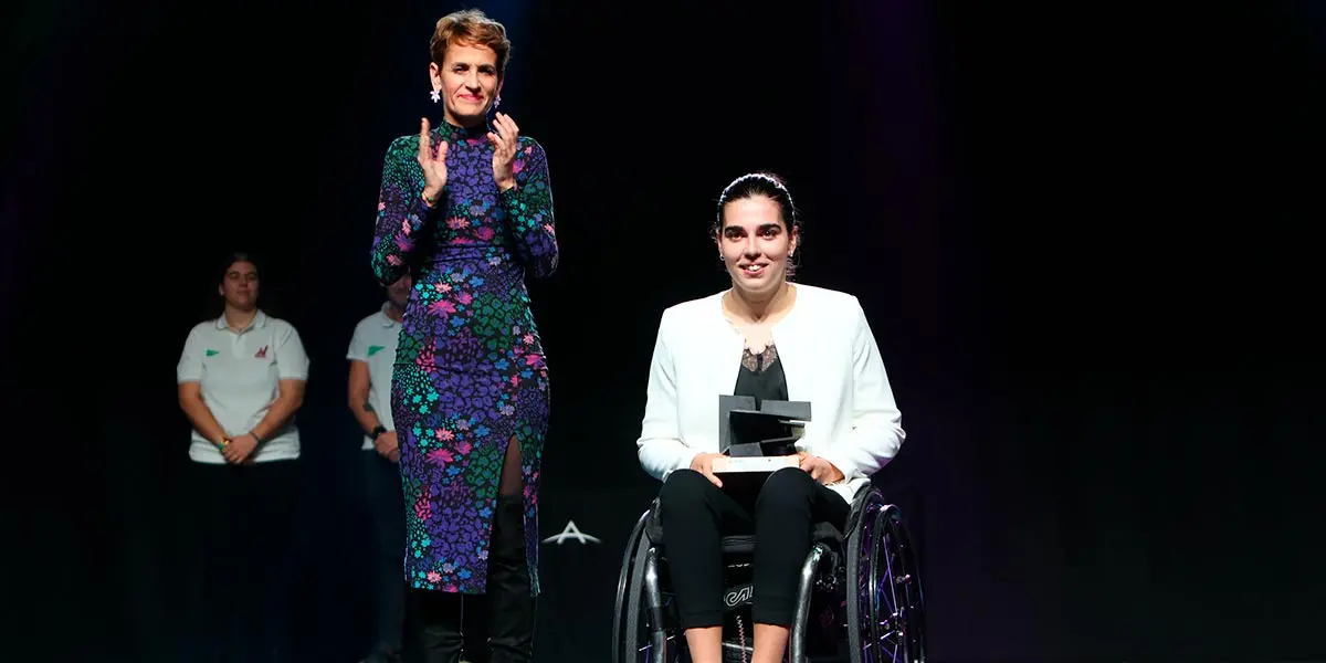 La Presidenta Chivite con la baloncestista, Beatriz Zudaire