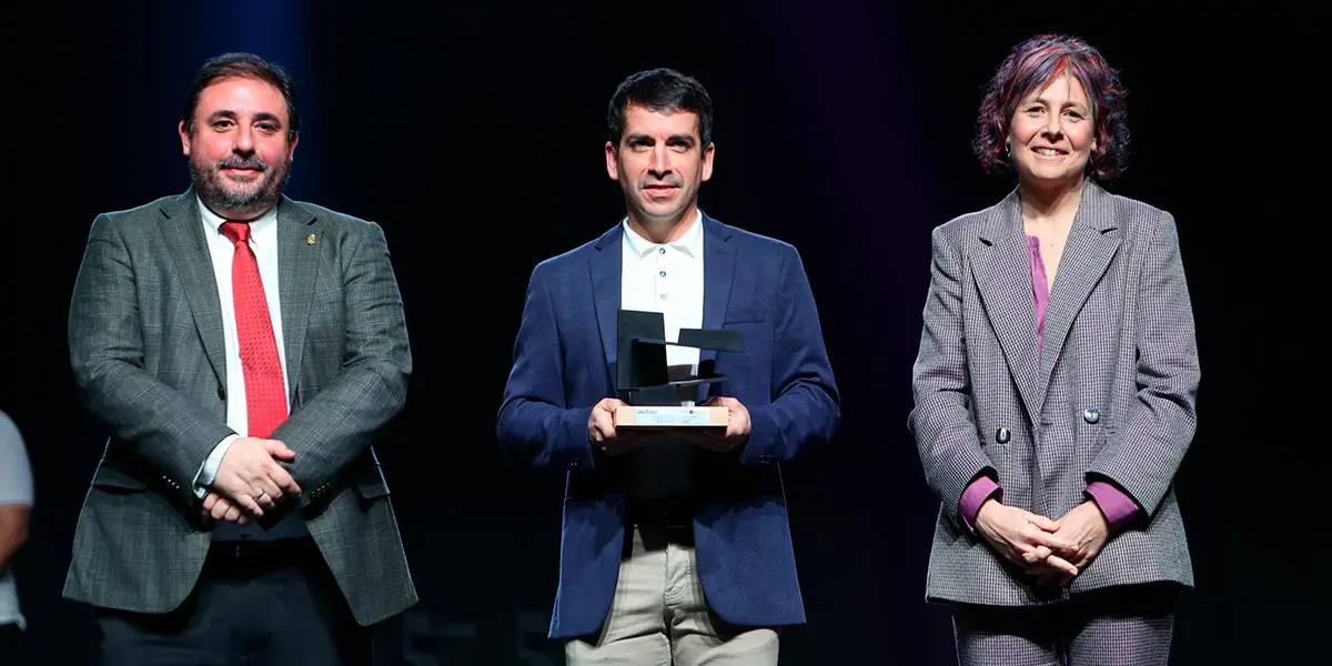 El presidente del Parlamento, Unai Hualde y la consejera Esnaola han entregado el premio a Iker Oronoz