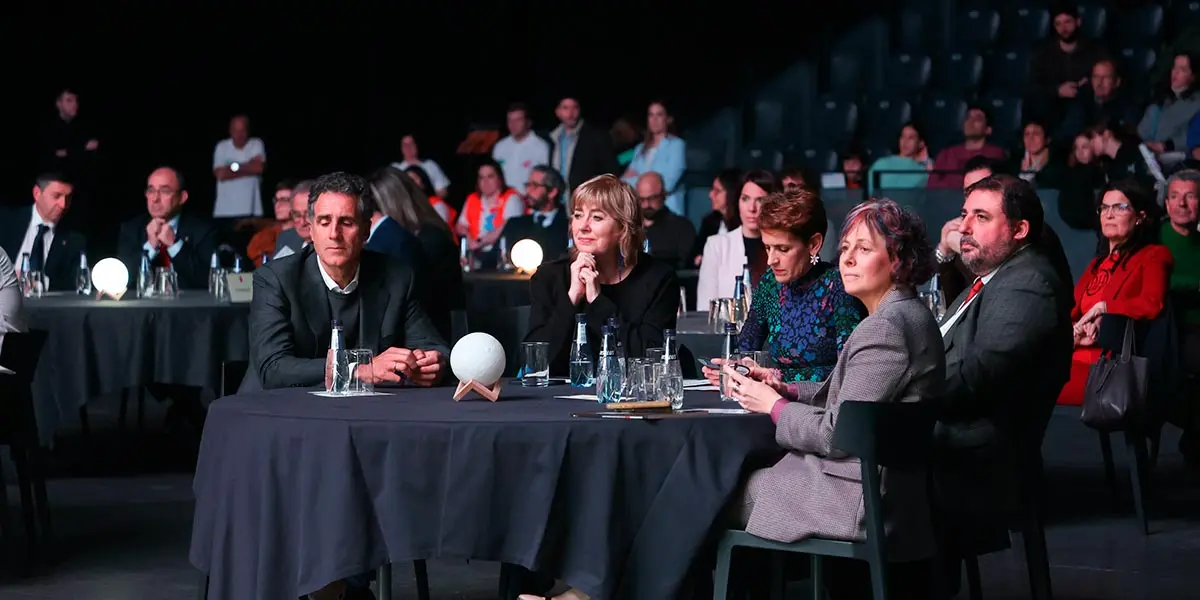 Miguel Indur&aacute;in junto a miembros del Gobierno asistentes a la gala