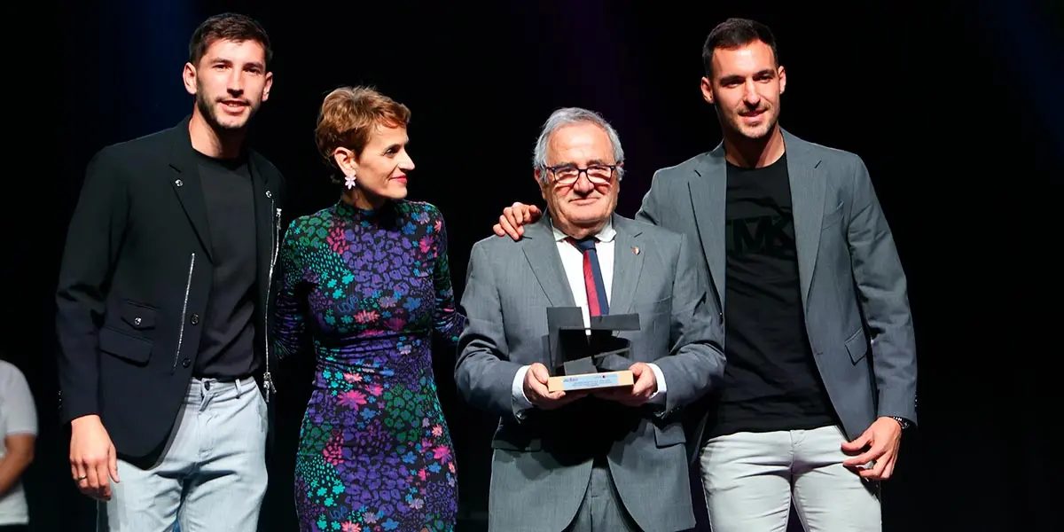 La Presidenta con el presidente y capitanes de Osasuna masculino