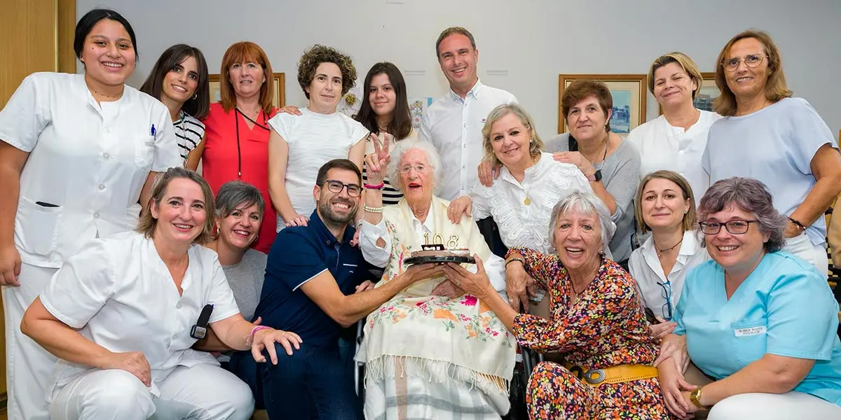 El alcalde de Cintru&eacute;nigo, &Oacute;scar Bea Trincado, comparti&oacute; en su perfil de Facebook esta foto del &uacute;ltimo cumplea&ntilde;os de Vicenta