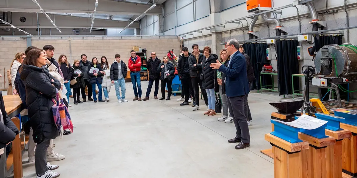 Visita guiada a los talleres del campus de Tudela de la mano del profesor Jos&eacute; Ram&oacute;n Alfaro