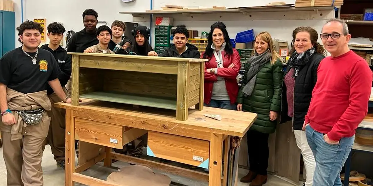 La concejal de Sanidad, Ver&oacute;nica Gormedino, y las veterinarias municipales, Gloria Ciordia y Raquel Pe&ntilde;a, visitaron las instalaciones del centro para conocer el proceso de fabricaci&oacute;n