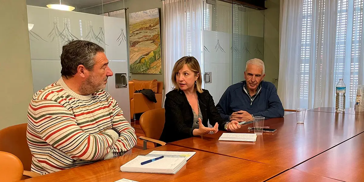 La consejera de Interior, Funci&oacute;n P&uacute;blica y Justicia, Amparo L&oacute;pez, y el presidente de la Comunidad de Bardenas Reales, Jose Mari Agramonte, durante el encuentro
