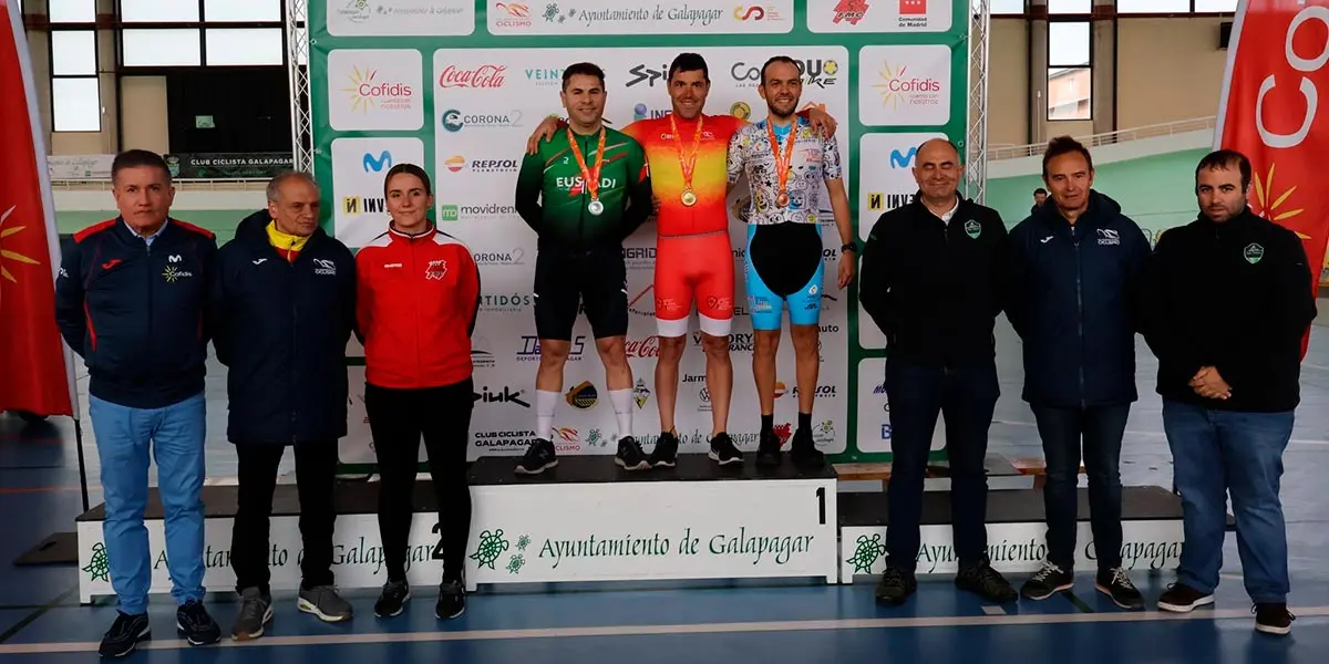 Eduardo Santas en el podio del Campeonato de Espa&ntilde;a de pista