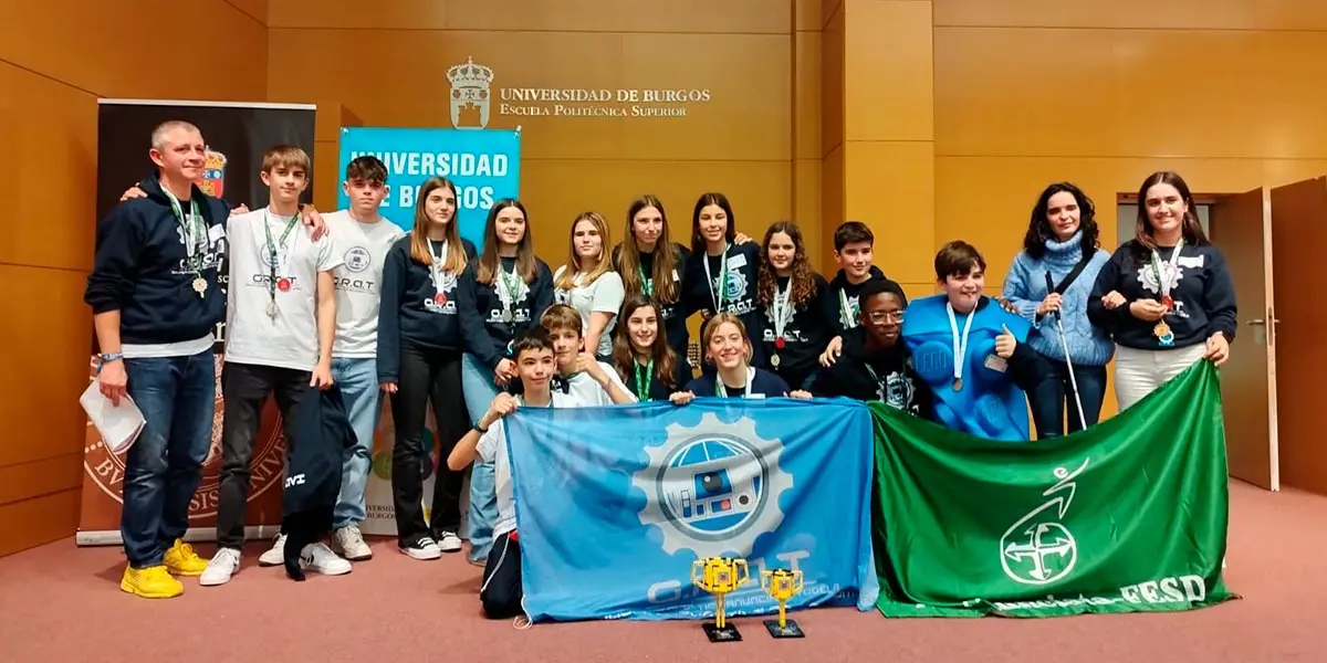 El equipo GRAT Anunciata junto a sus entrenadores en Burgos