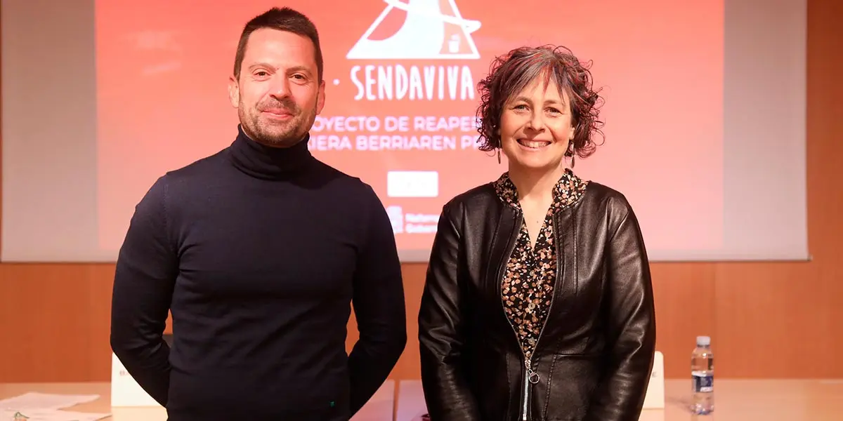 El director gerente de NICDO, Ram&oacute;n Urdi&aacute;in, y la consejera de Cultura, Deporte y Turismo, Rebeca Esnaola