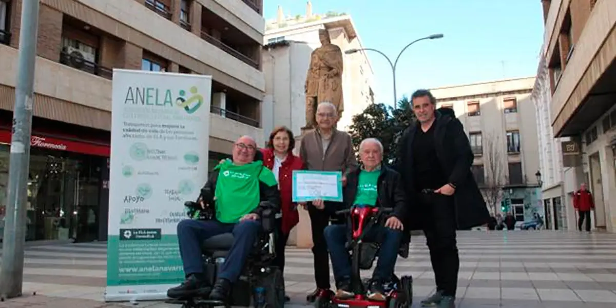 Los miembros de la Escuela Ribera de F&uacute;tbol y ANELA