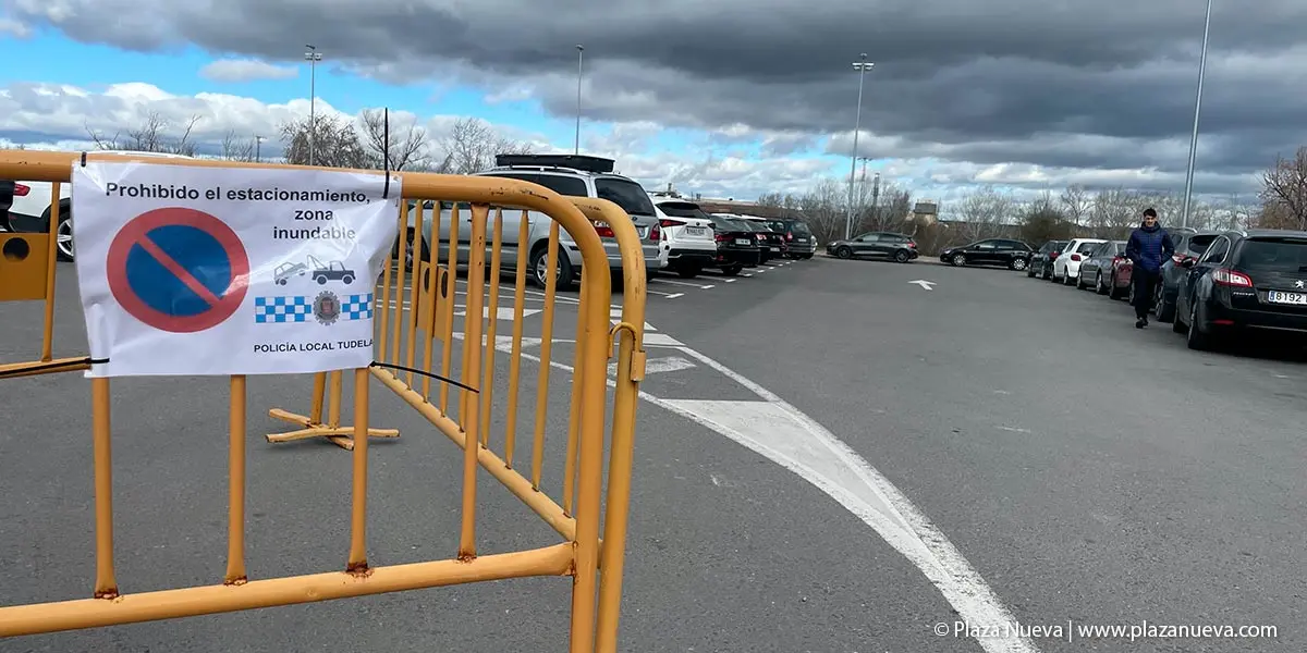 Se&ntilde;al de prohibido el estacionamiento por zona inundable en el parking del embarcadero del r&iacute;o Ebro