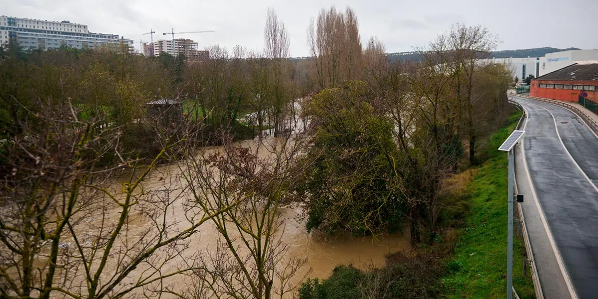 El rio a su paso por el Pol&iacute;gono Industrial de Landaben