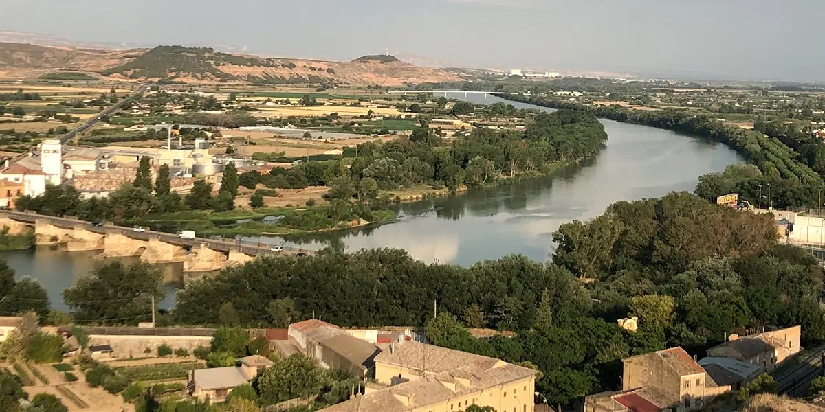 El puente del Ebro visto desde el cerro de Santa B&aacute;rbara