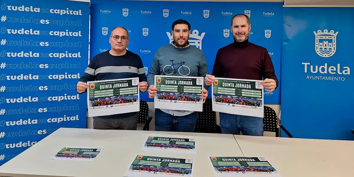 El concejal de Deportes de Tudela, Mart&iacute;n L&oacute;pez, junto al vicepresidente de la Federaci&oacute;n Navarra de F&uacute;tbol, Javier Mart&iacute;nez, y el responsable del f&uacute;tbol inclusivo en la Ribera, Jos&eacute; Antonio Delgado