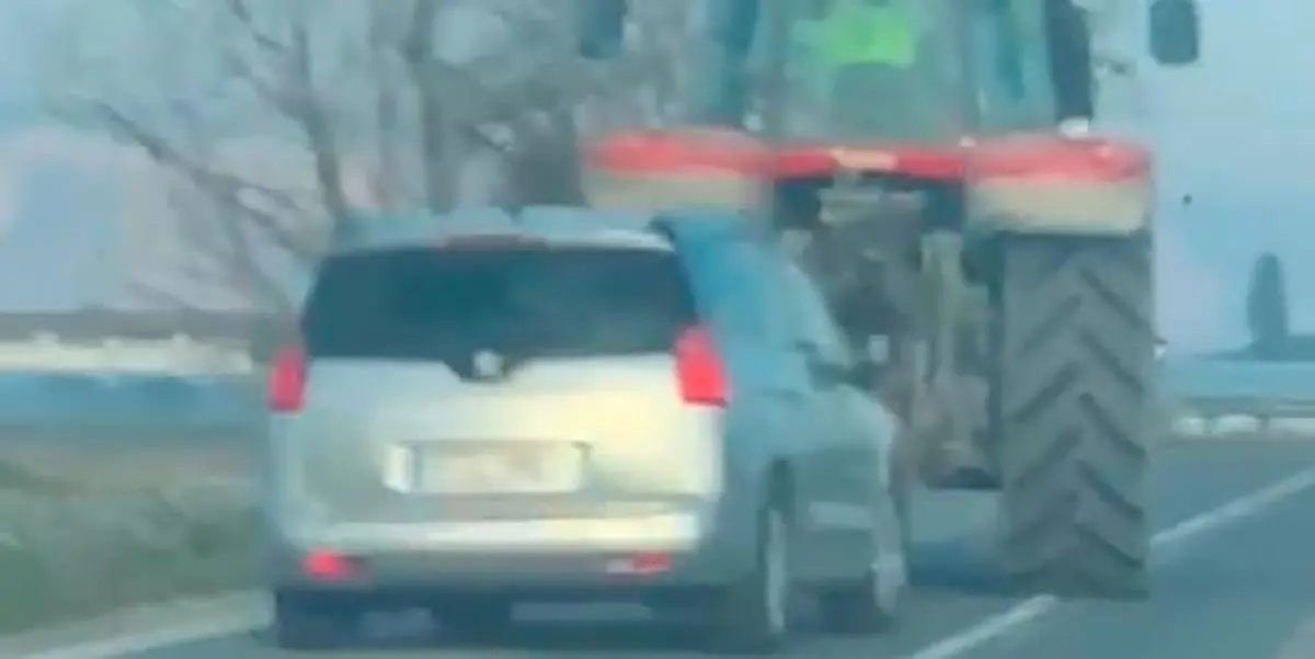 Fotograma del tractor impidiendo el adelantamiento del turismo