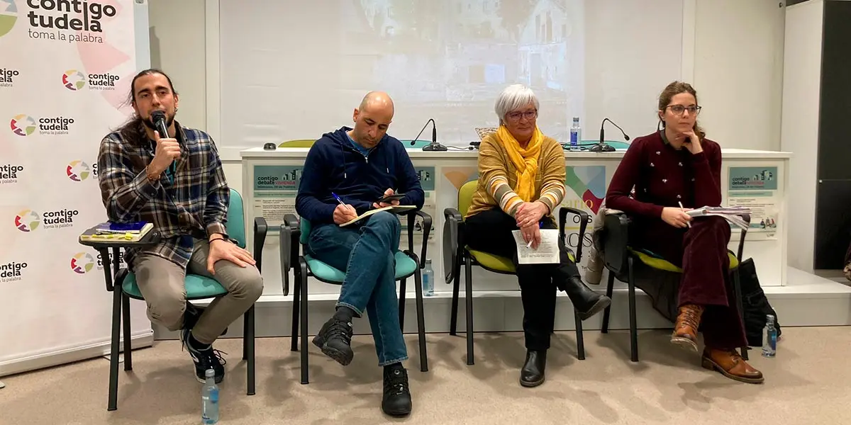 Mikel Pau Casado del Colectivo el Tinglado, Rub&eacute;n M&eacute;ndez del Grupo de vivienda de REAS, Itziar Aguirrebeitia de la Cooperativa Etxekide y Maite Arrondo, Directora General de Vivienda