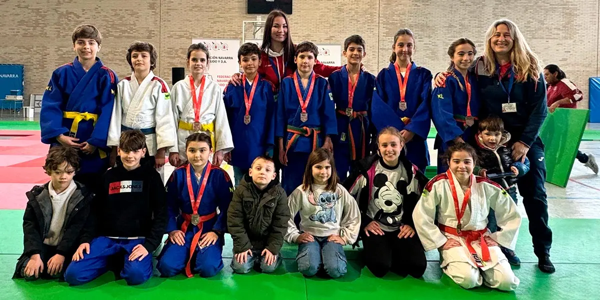Equipo alev&iacute;n del Ribera Navarra con su entrenadora y delegada