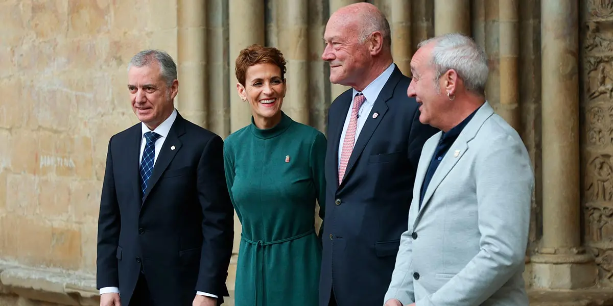 El lehendakari Urkullu, la Presidenta Chivite, el presidente Rousset y el alcalde de Olite Josu Etxarri
