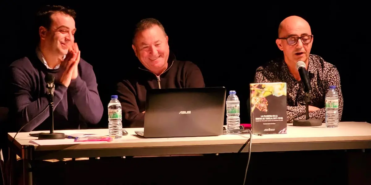 El alcalde Carlos Bonel, el autor Franciso Santos y el bi&oacute;logo Roberto Aguirre en la presentaci&oacute;n del libro en Ablitas