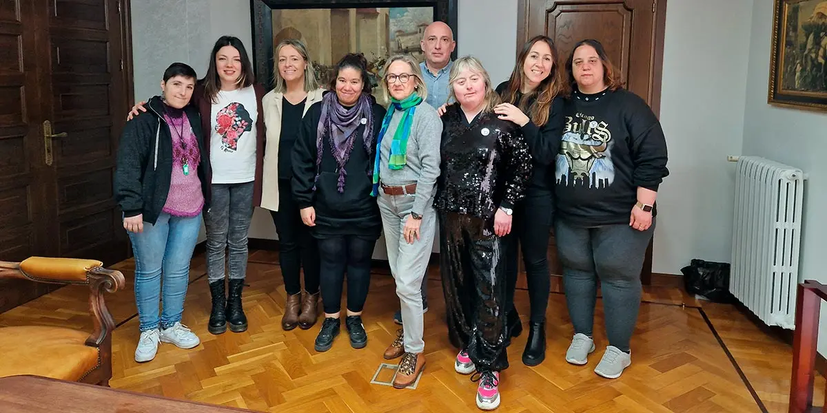 Encuentro de un grupo de mujeres representantes de TASUBINSA con la concejal y t&eacute;cnica de igualdad municipal para hacer un manifiesto reivindicativo, con motivo del 8M