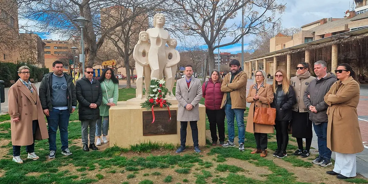 Miembros de la Corporaci&oacute;n Municipal guardaron un minuto de silencio para conmemorar en Tudela el D&iacute;a Europeo en Memoria de las V&iacute;ctimas de Terrorismo