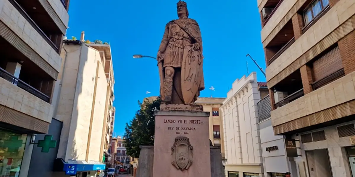 Escultua de Sancho VII El Fuerte en Tudela