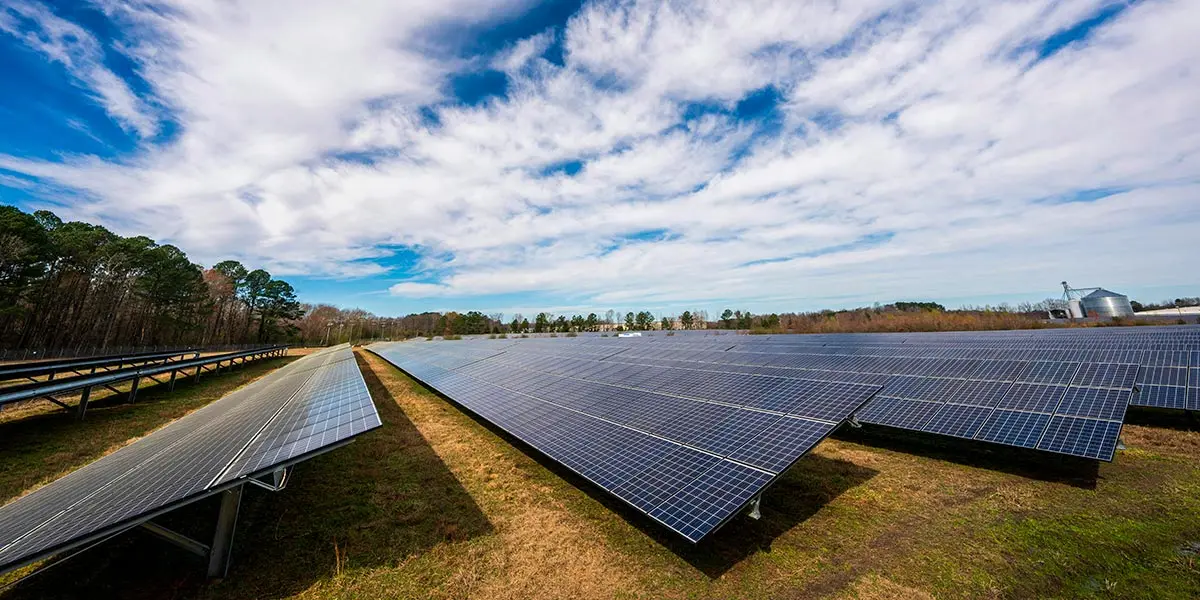 Una instalaci&oacute;n de placas solares