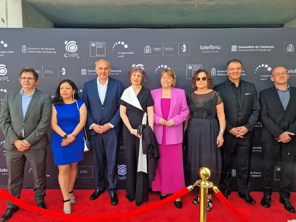 La delegaci&oacute;n navarra que ha acudido a Los &Aacute;ngeles a apoyar la candidatura de 'Robot Dreams' a los Oscar. En el centro, la consejera Esnaola