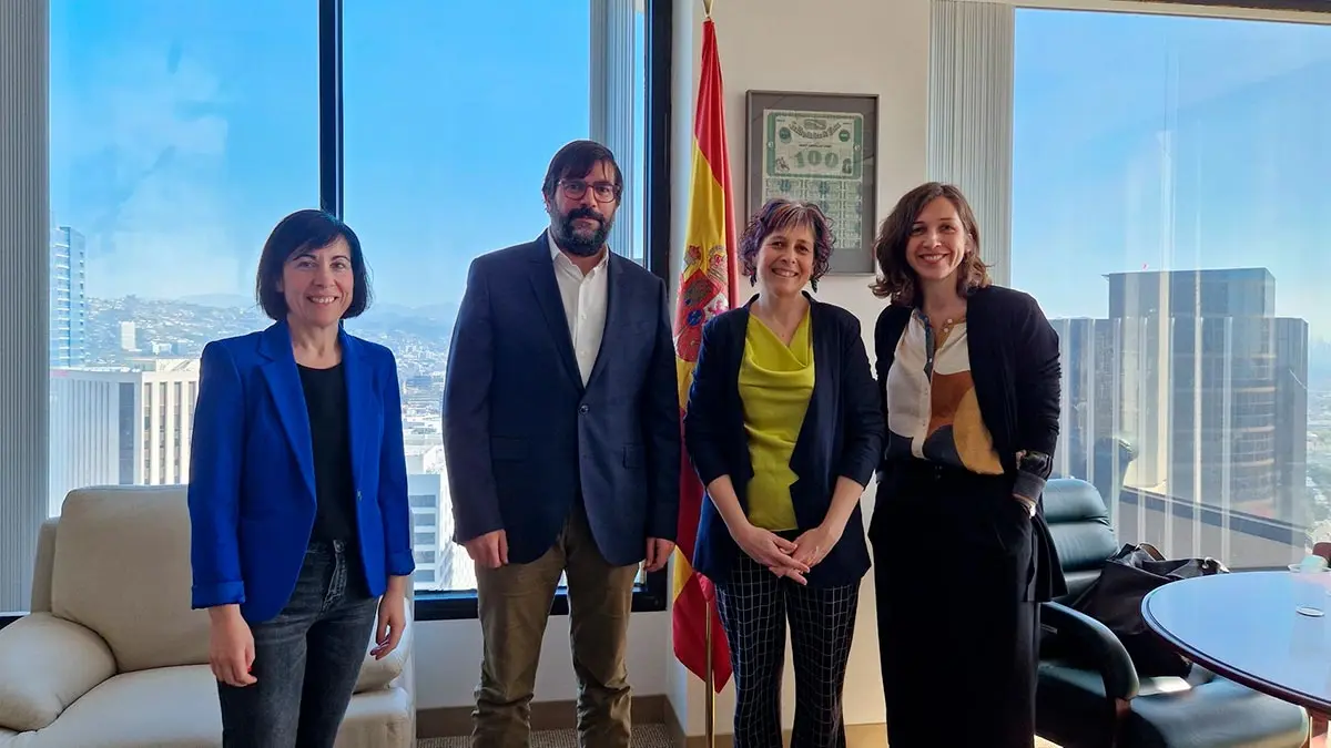 La consejera Esnaola, en el centro, junto con el consejero econ&oacute;mico y comercial de Espa&ntilde;a en Los &Aacute;ngeles, Jos&eacute; Luis Gimeno