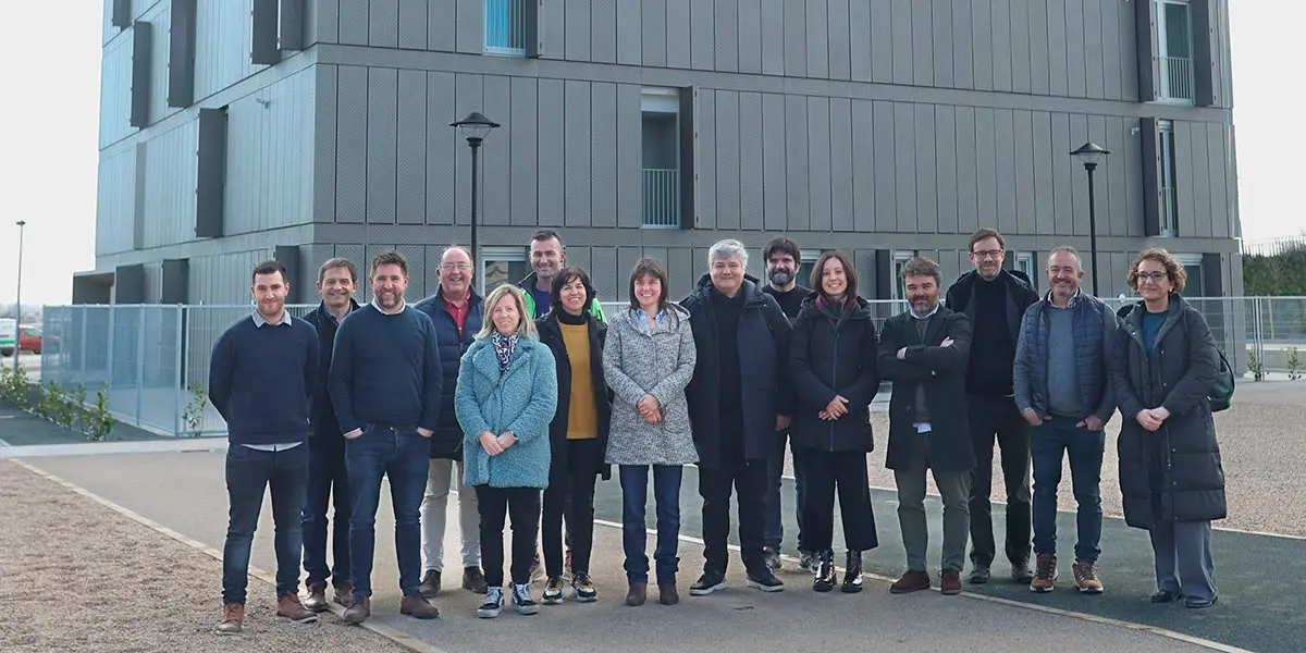 Bego&ntilde;a Alfaro, Javier Bur&oacute;n, Berta &Uacute;riz, Ana Alem&aacute;n y Jos&eacute; Miguel Iba&ntilde;ez durante la visita a las viviendas de VPO de la Azucarera