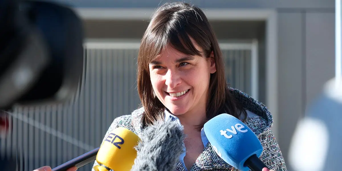 La vicepresidenta del Gobierno de Navarra, Bego&ntilde;a Alfaro, atendiendo a los medios
