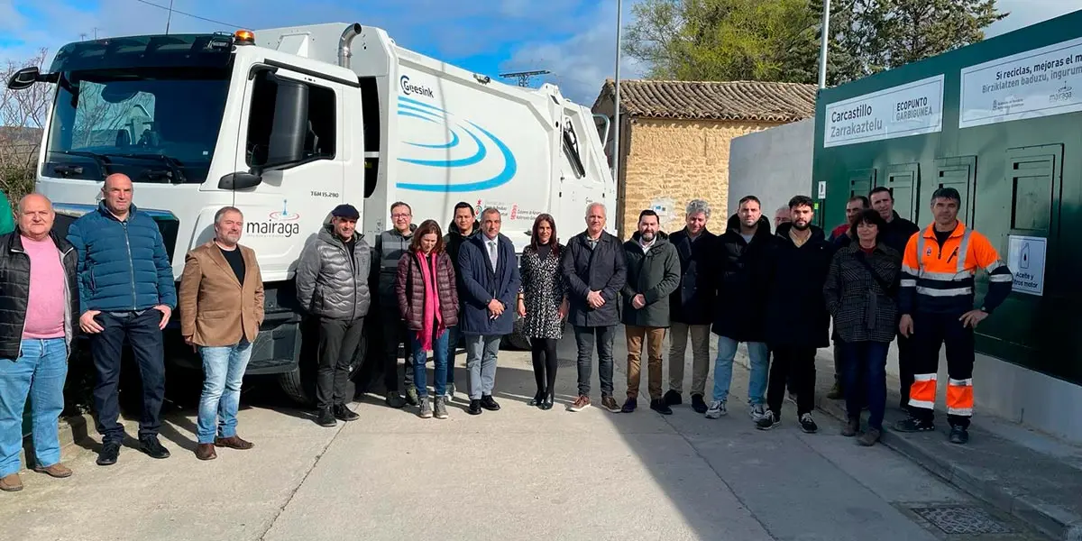El consejero Chivite, junto con otras autoridades, en el nuevo punto limpio de Carcastillo