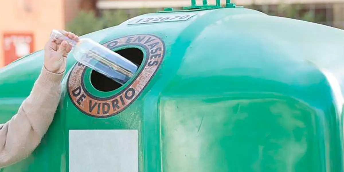 Un contenedor de reciclaje de vidrio