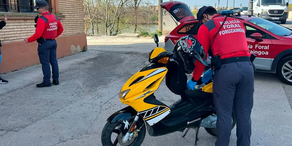 Momento de la  intervenci&oacute;n del ciclomotor por Polic&iacute;a Foral