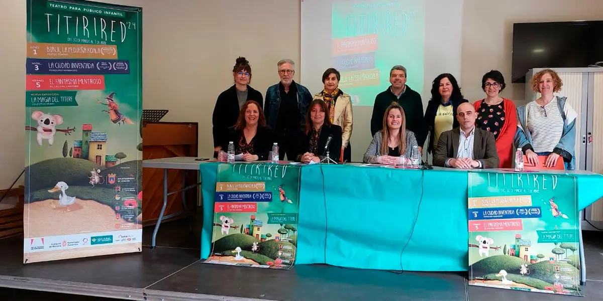 Marta Ezquerra, alcaldesa de San Adri&aacute;n; Josefina Mar&iacute;n, concejal de Azagra; Noem&iacute; Hern&aacute;ndez, concejal de Ribaforada; y Javier Pardo, director de Caja Rural en Azagra, junto con t&eacute;cnicos de los diferentes ayuntamientos participantes