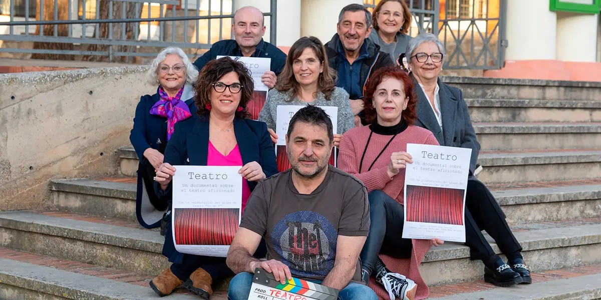 Rub&eacute;n Rodr&iacute;guez Garnica junto a miembros del grupo de teatro As de T