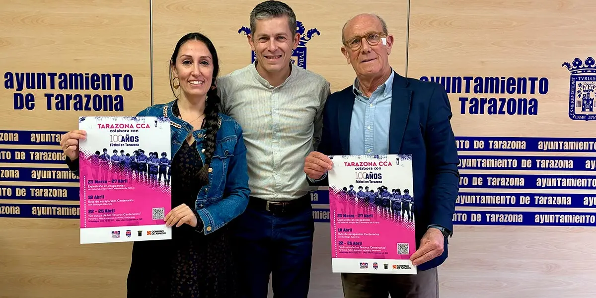 Moreno, Docando y Terrado con el cartel de iniciativas de la ACT con motivo del centenario del f&uacute;tbol en Tarazona
