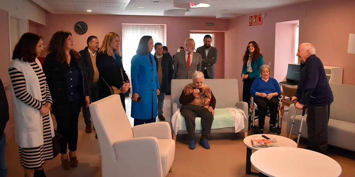 La consejera de Bienestar y Familia, Carmen Susin, durante la visita a la unidad convivencia Hogar Doz