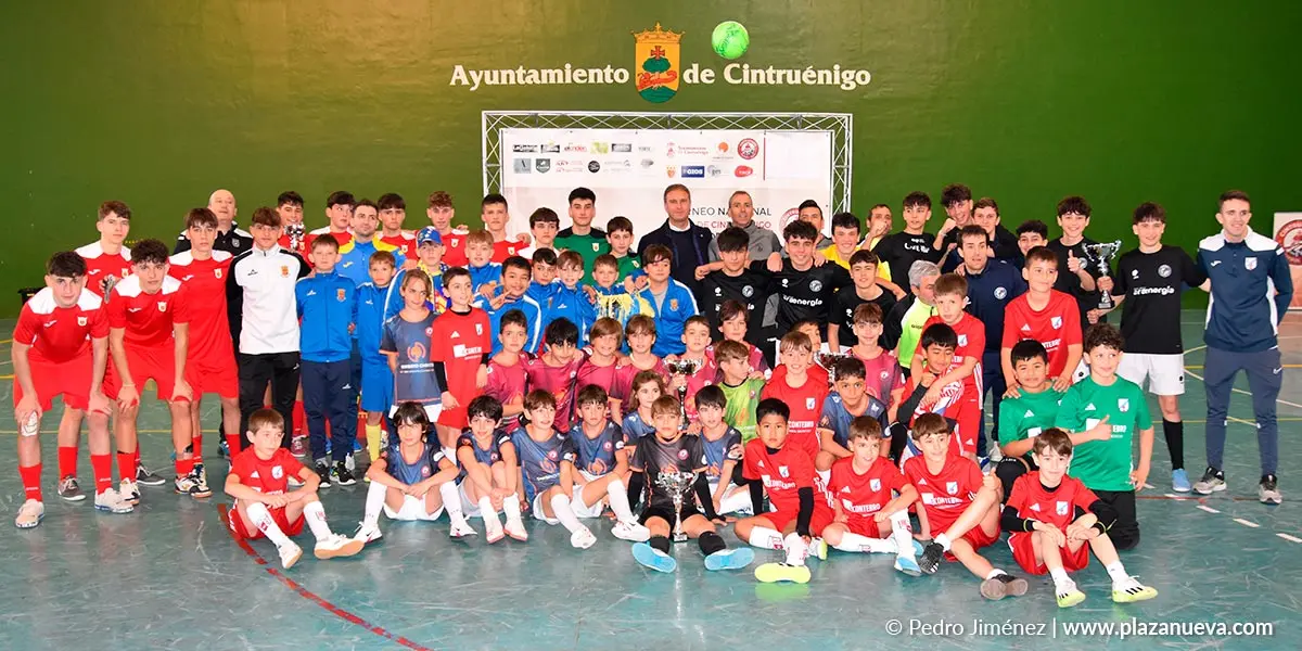 Foto de familia con todos los equipos campeones y subcampeones de las tres categorias, benjam&iacute;n, alev&iacute;n y cadete