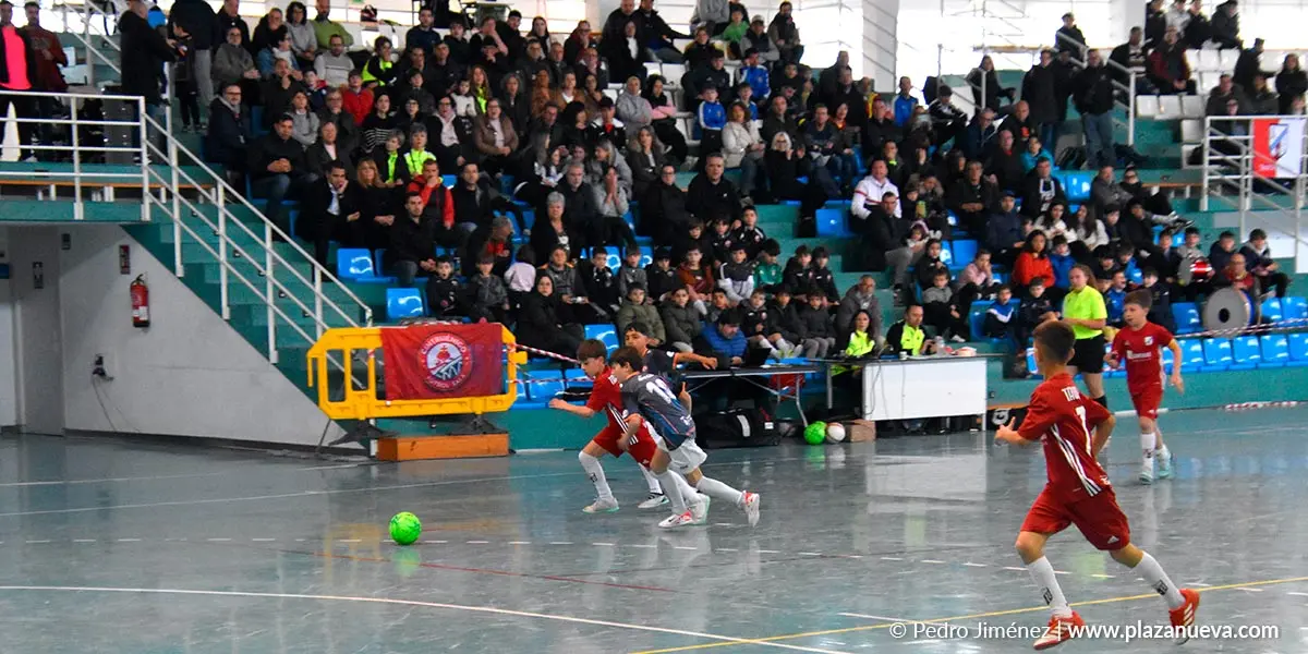 Lucha por un bal&oacute;n ante la mirada de numeroso p&uacute;blico asistente en las gradas