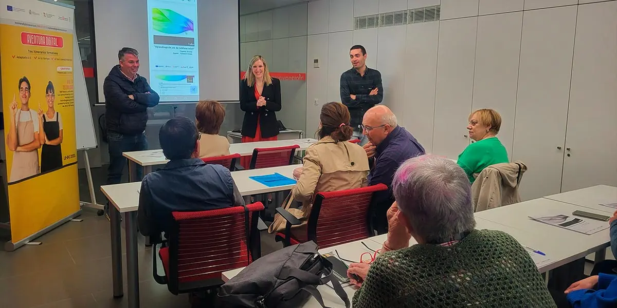 La consejera Fanlo, hablando con las personas participantes