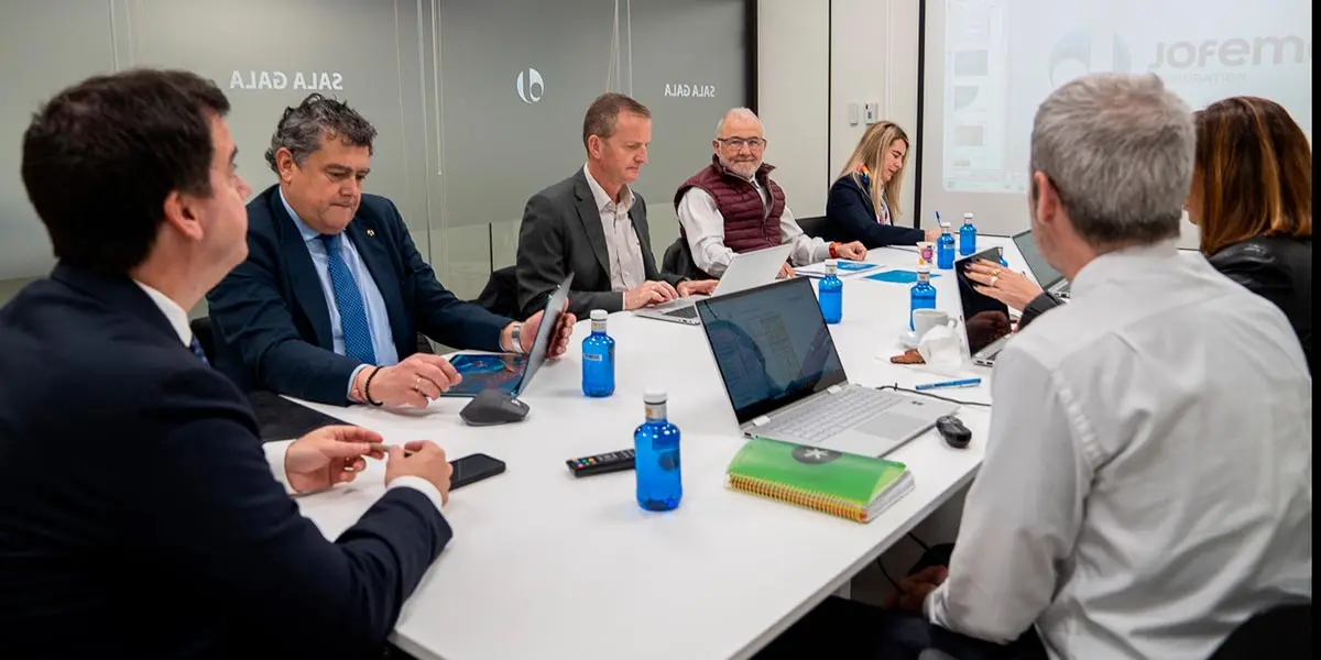 El equipo directivo de Jofemar y el de Sodena, junto al consejero de Desarrollo Econ&oacute;mico y Empresarial de Navarra, Mikel Irujo