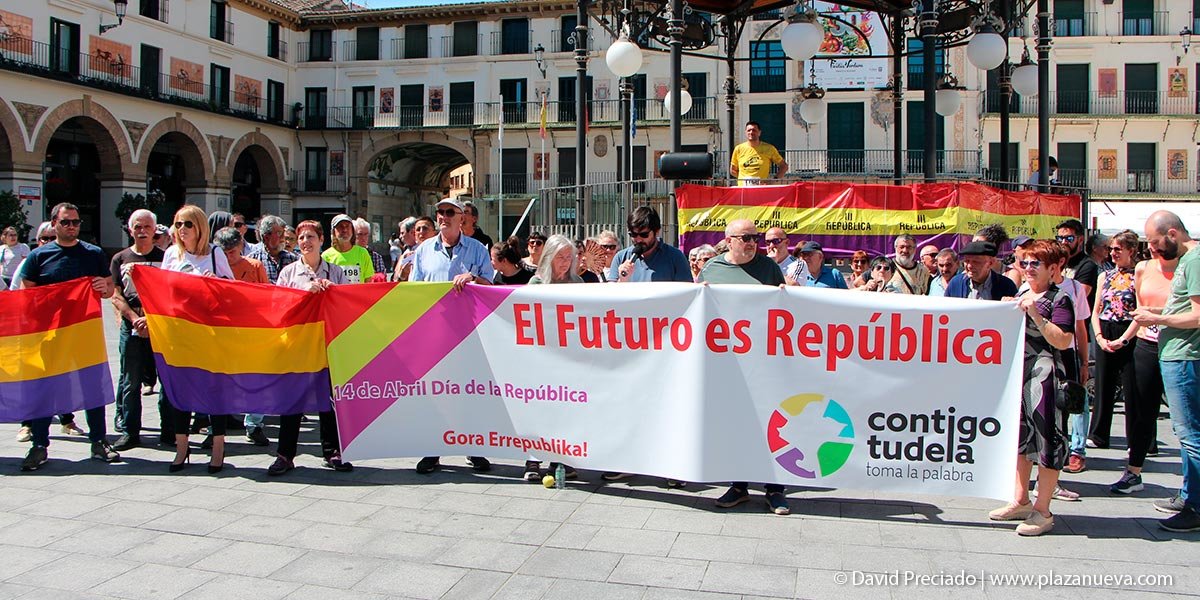 Tudela recuerda el Día de la República con un acto simbólico en la plaza de los Fueros