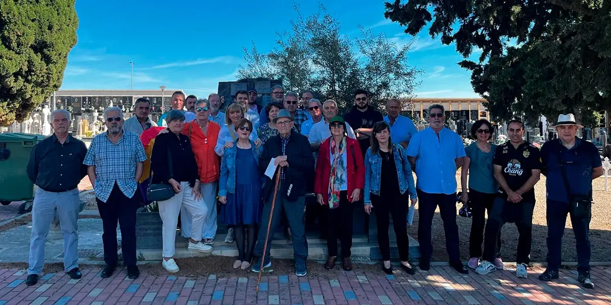 Un grupo de vecinos se congreg&oacute; en el cementerio de Ablitas para rendir homenaje a aquellos que defendieron la Rep&uacute;blica