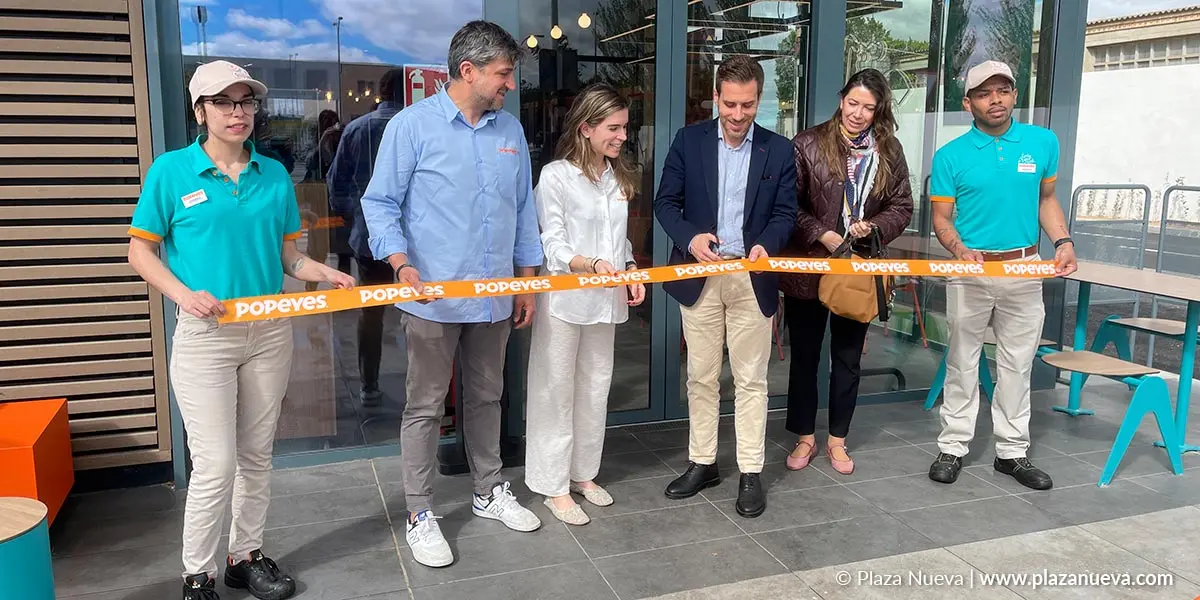 Guillermo Jim&eacute;nez, Zeus P&eacute;rez, Yvette Altet y Reyes Carmona junto a Andrea y Mateus, empleados de Popeyes Tudela