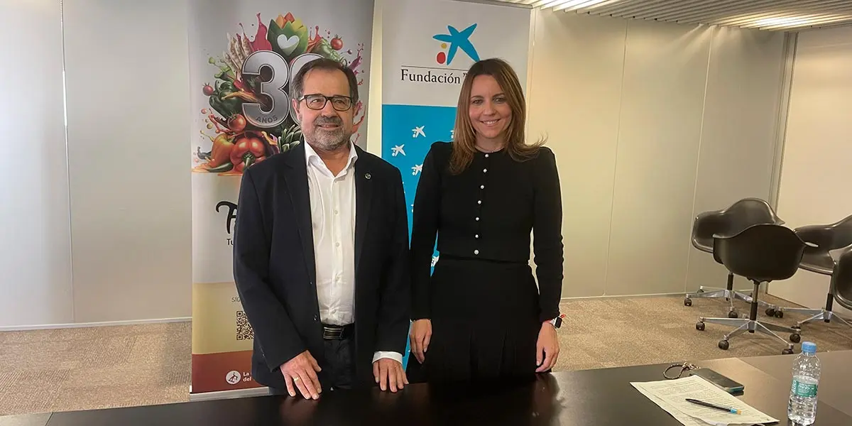 El presidente de la Orden del Volat&iacute;n, Emilio Garrido S&aacute;ez, y Adriana Ruiz, directora Store Gaztambide CaixaBank