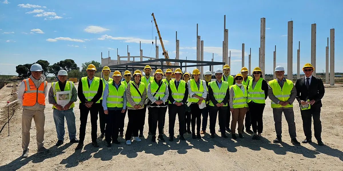 En el centro, el consejero Irujo, junto al resto de participantes en la visita