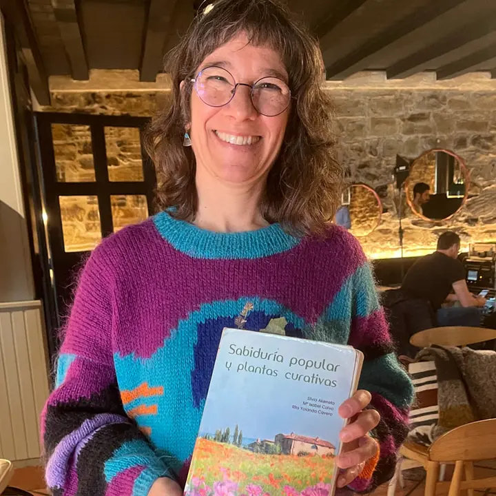 Silvia Akerreta posando junto a su libro